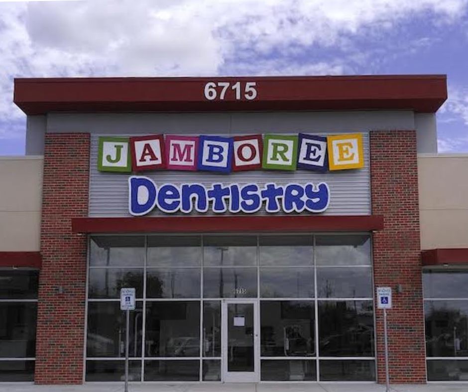 Building with colorful dentist office Houston custom sign