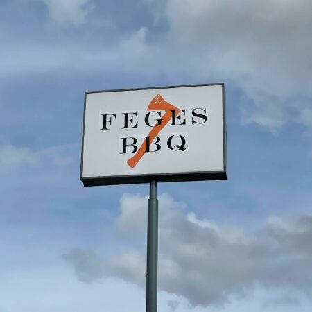 outdoor Houston pylon signs for restaurant