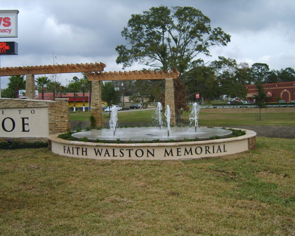A stone community entry monument set within active fountains, built by 4D SignWorx in the Houston area